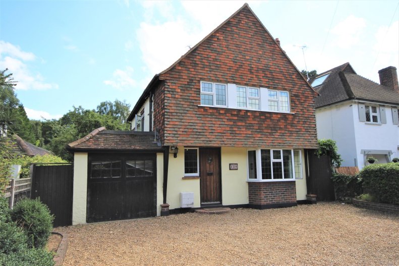 3 bedroom detached house to rent in Byfleet Village Northwood Byfleet