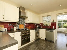 Somin Court, Balby, Doncaster thumb 3