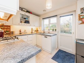 Treeton Close, Lower Earley, Reading thumb 2