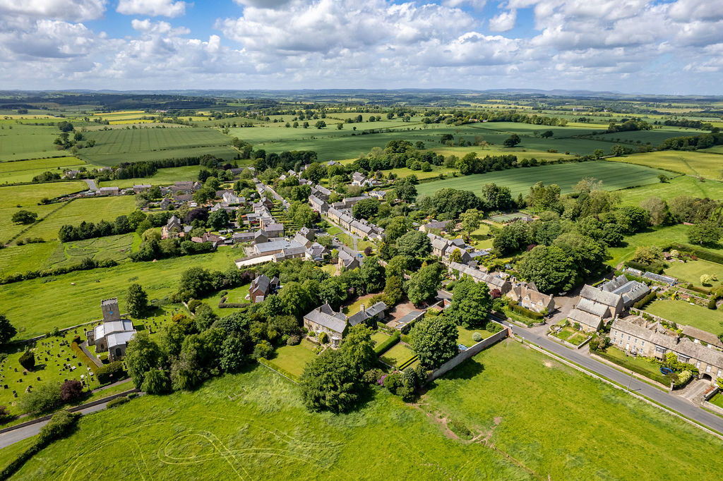 https://mr2.homeflow-assets.co.uk/files/media/image/0000/0000/32d2843828108abf021c7ea752e5ca21/drone-13.jpg