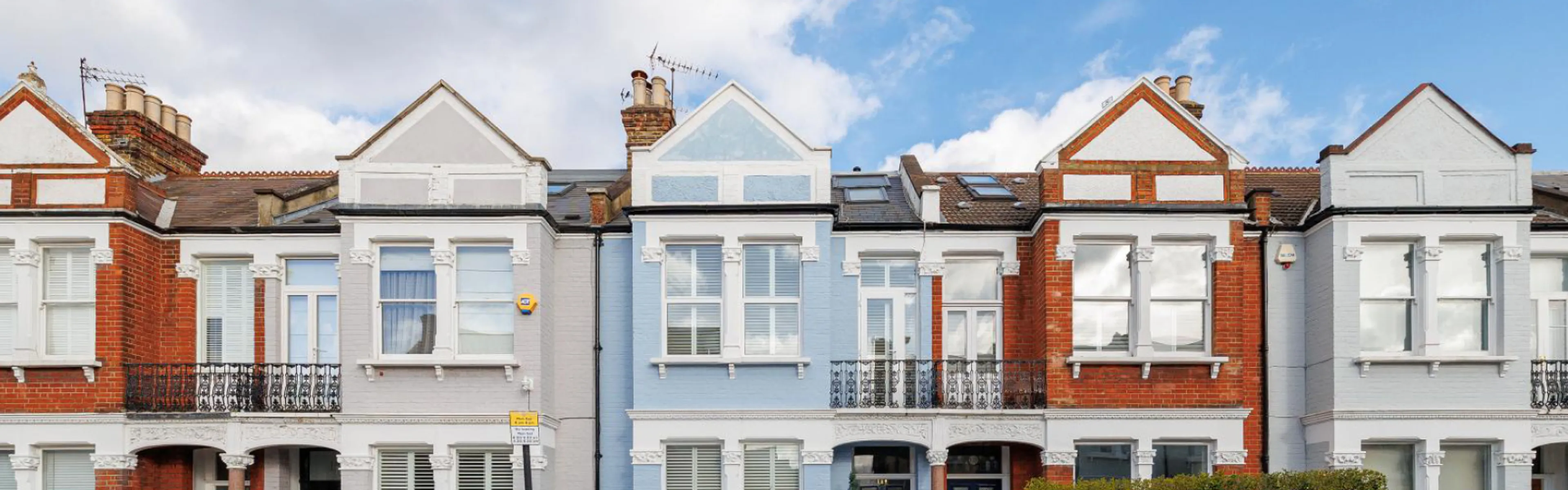 https://mr2.homeflow-assets.co.uk/files/media/image/0000/0000/031f7752f7d2edb22c4823ed7f584620/D12877-Street-view-13.jpg