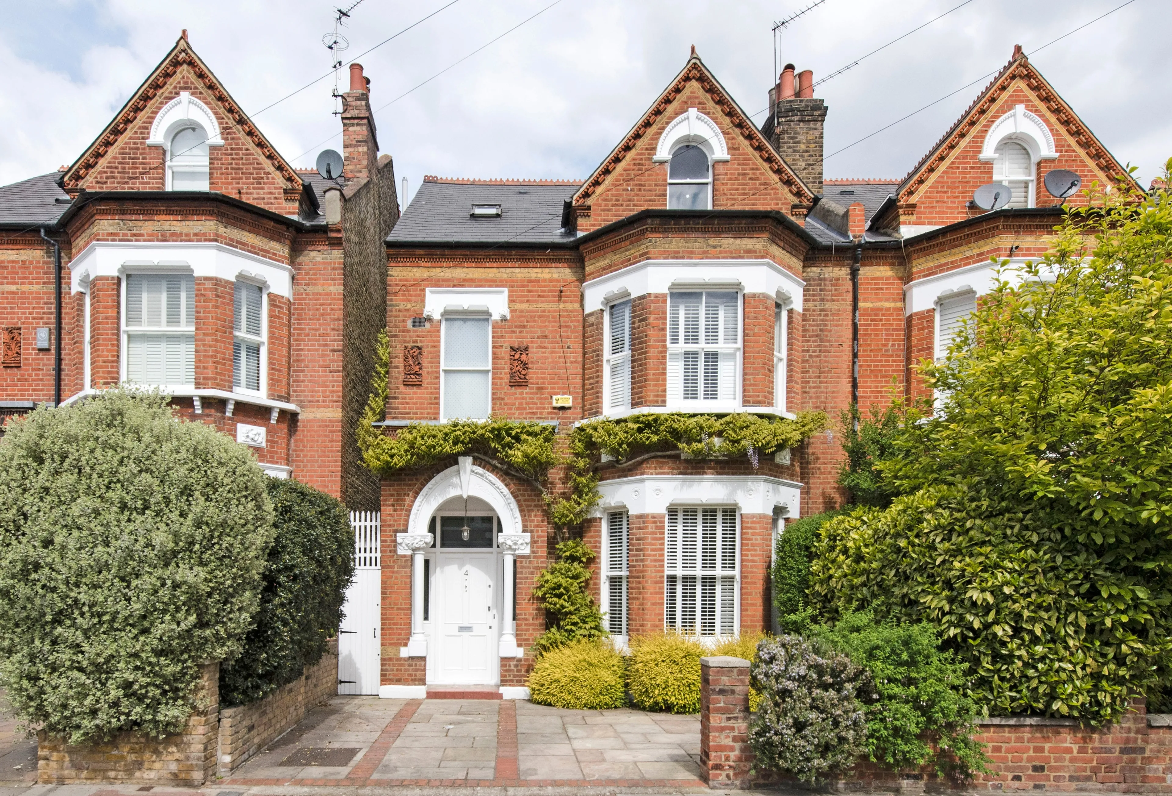 https://mr2.homeflow-assets.co.uk/files/media/image/0000/0000/18c7783b9e7817dd52deb541a18925fa/tooting.jpg
