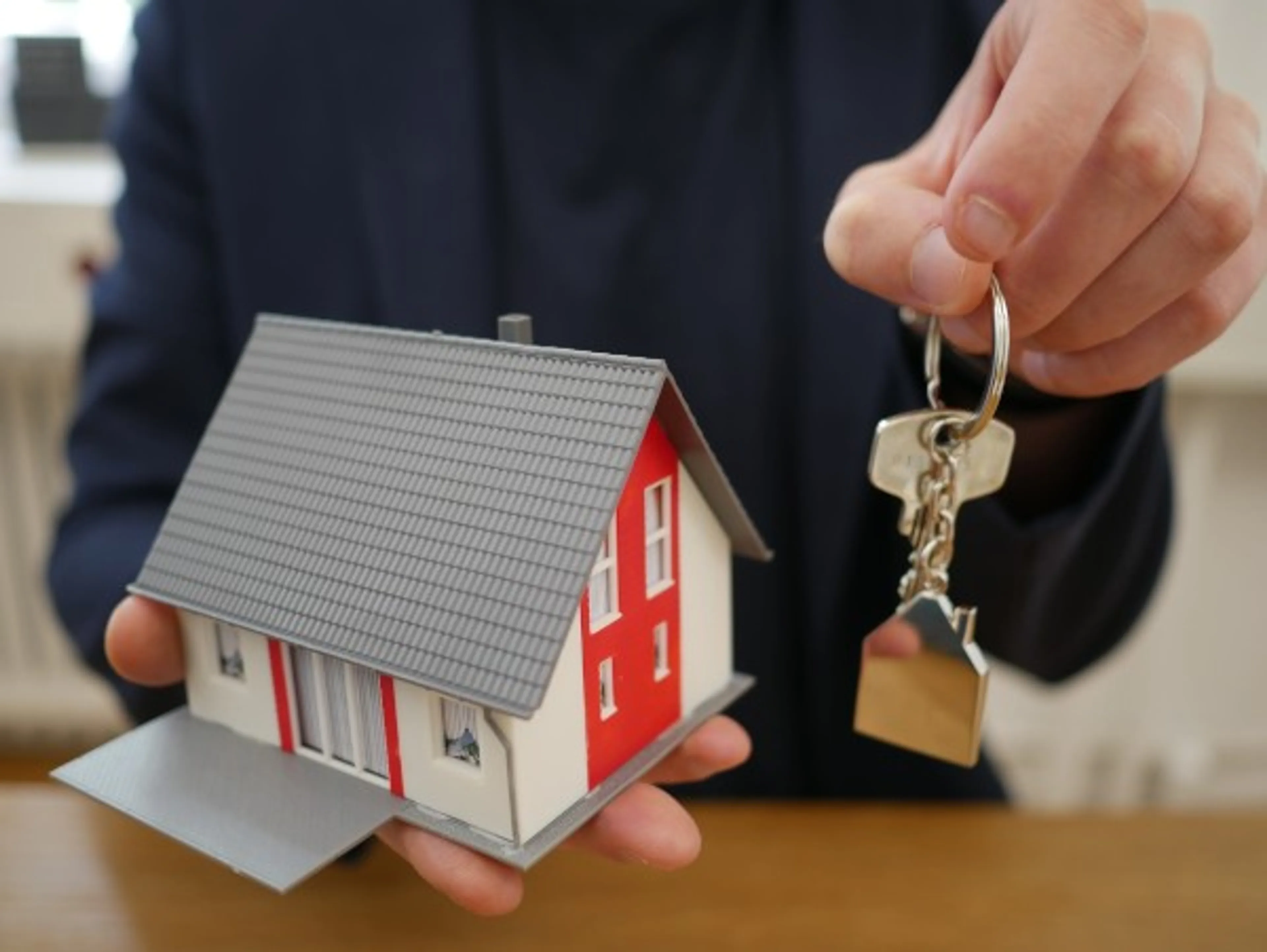 https://mr2.homeflow-assets.co.uk/files/media/image/0000/0000/38f9089417d49ee033d6c3190074b2e5/house-keys-4521073_1920-chunk.jpg