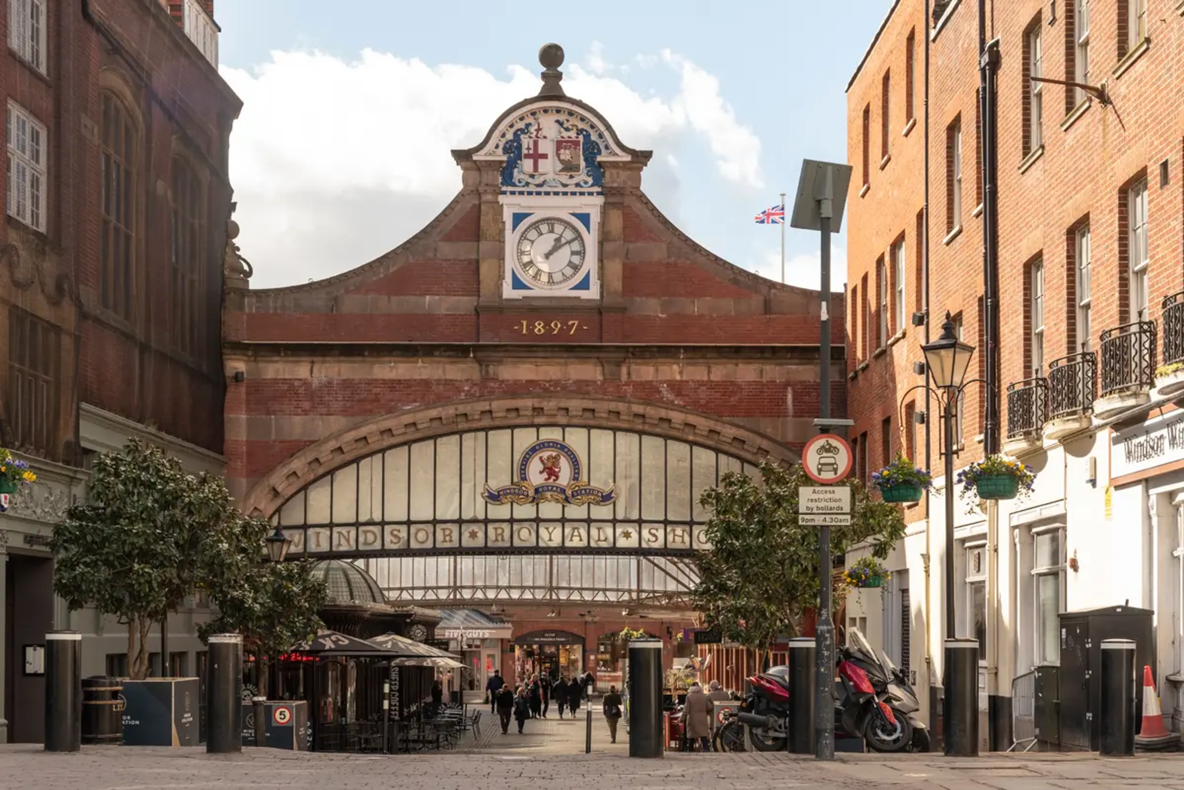 https://mr2.homeflow-assets.co.uk/files/media/image/0000/0000/4976cf0ca00c42ce94b010009aab845a/retirement-Windsor.webp