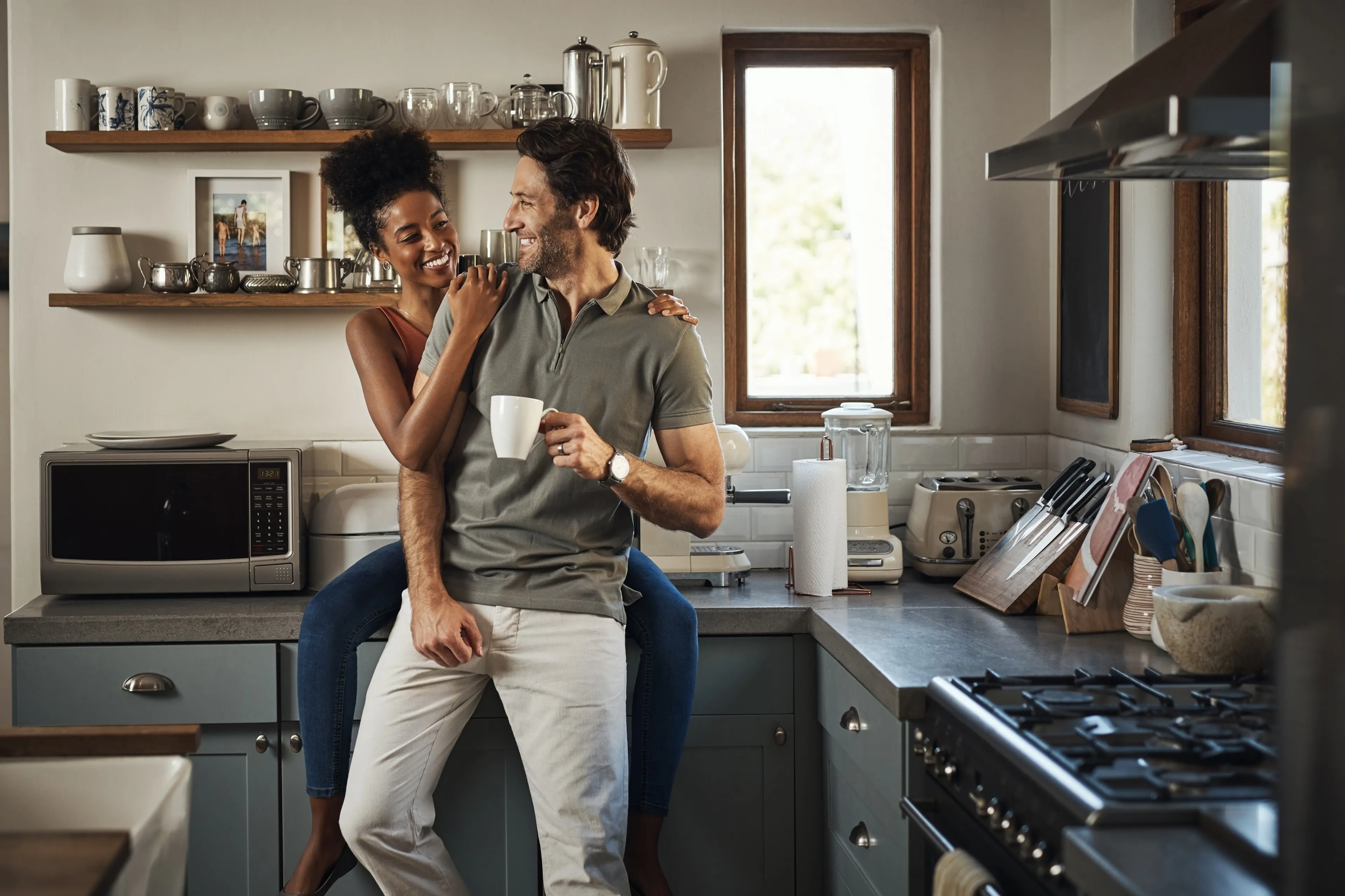 https://mr2.homeflow-assets.co.uk/files/media/image/0000/0000/9abdced724b149c9f773a6f1b528da8d/happy_couple_sharing_time_together_in_modern_interior_kitchen.jpg