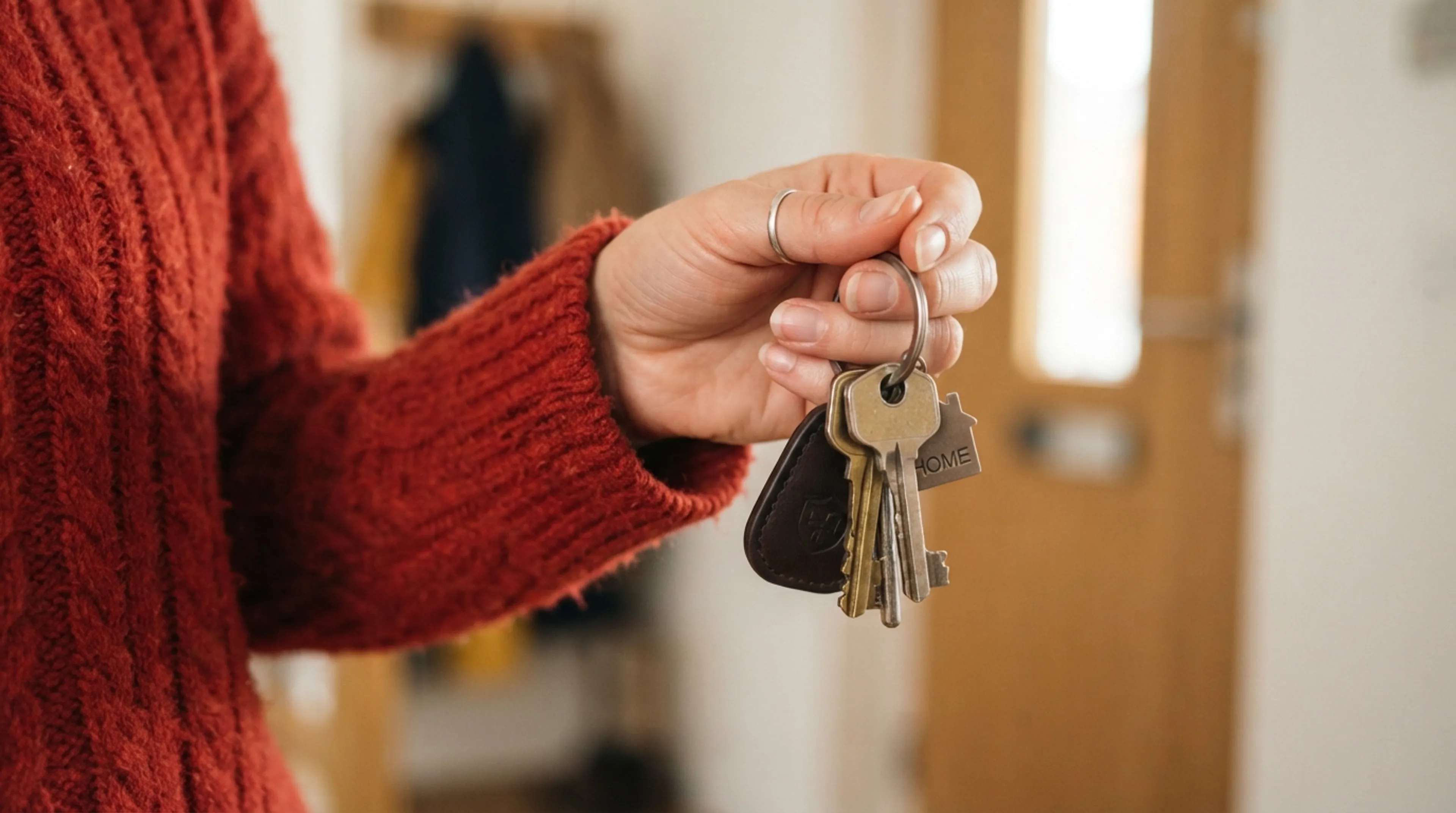 https://mr2.homeflow-assets.co.uk/files/media/image/0000/0000/9b1c07bcc13867a9d09dbae02132c990/Hand_holding_keys_red_jumper_202607031717.jpeg