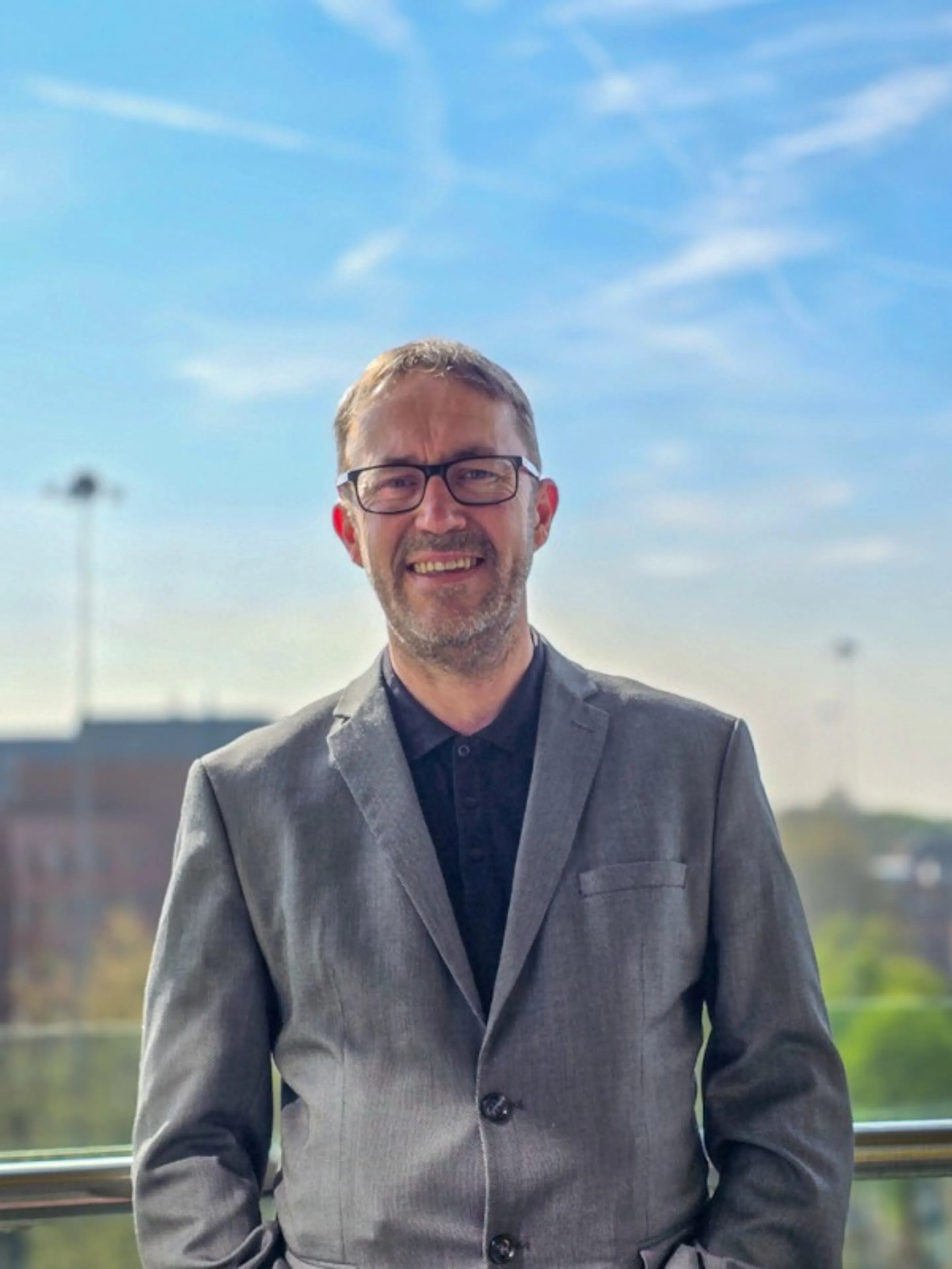 https://mr2.homeflow-assets.co.uk/files/media/image/0000/0000/b6e6983dee7b9bc5fb67a375f3479963/mark-heneghan-bespoke-estate-agents-reading-min.jpg