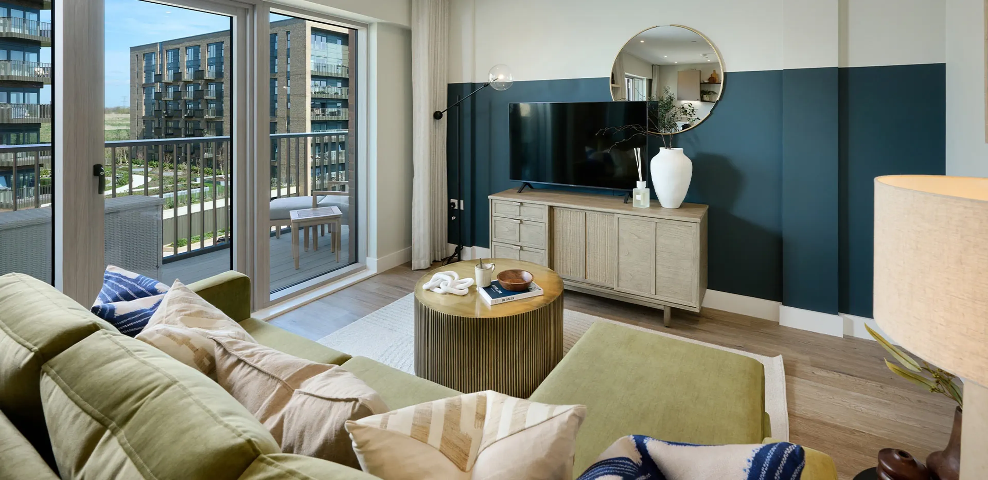 https://mr2.homeflow-assets.co.uk/files/media/image/0000/0000/d8000b44b05f37f9538bfc0e5ca5e0a4/bankside-gardens---apartment-242-img3_11042025.webp