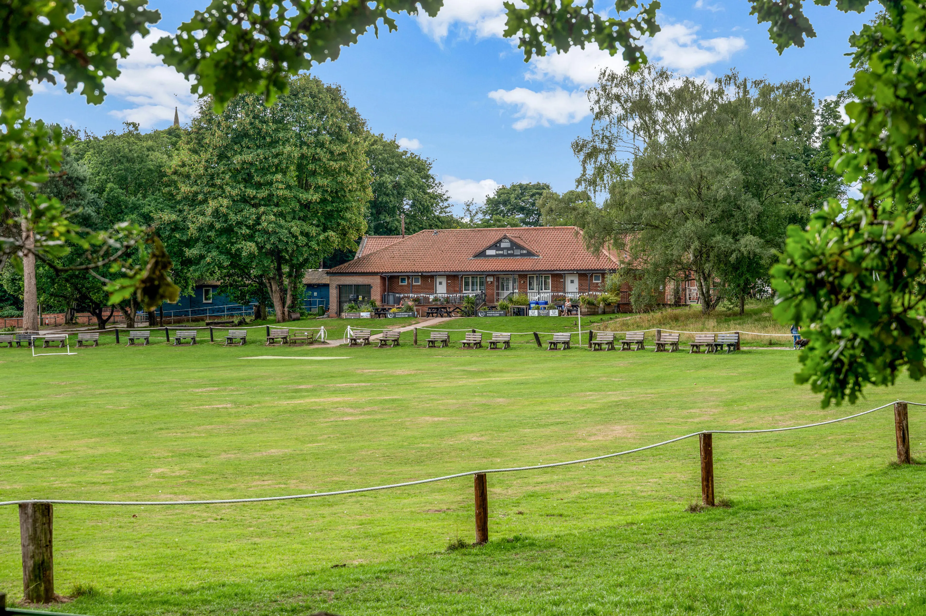https://mr2.homeflow-assets.co.uk/files/media/image/0000/0000/eb6459b51a2697a496299b18907ee224/Edwinstowe6.jpg