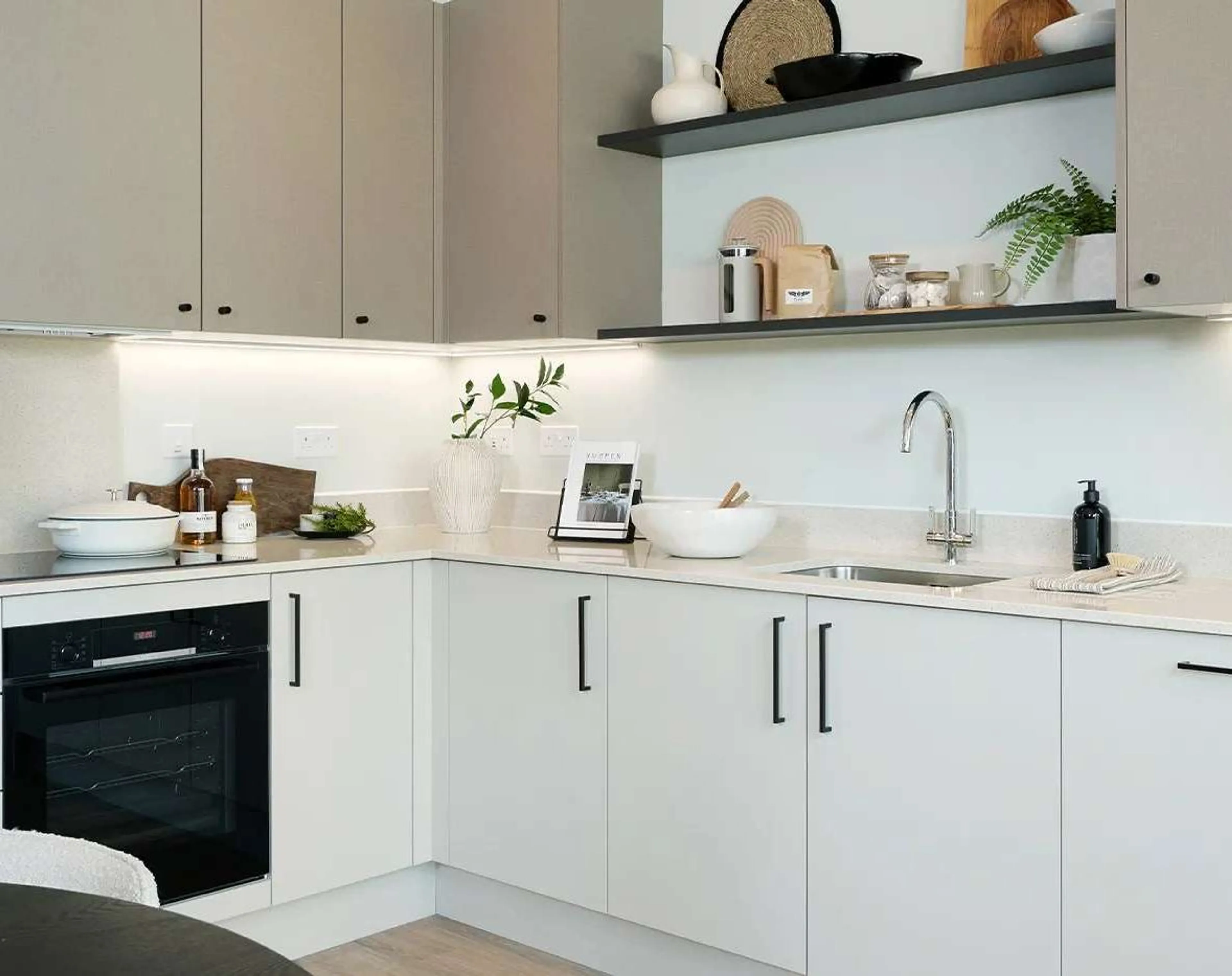 https://mr2.homeflow-assets.co.uk/files/media/image/0000/0000/fabdd6cafa4b50aa003f1b0c9232369a/bankside-gardens---apartment-242-img4_11042025-chunk.jpg