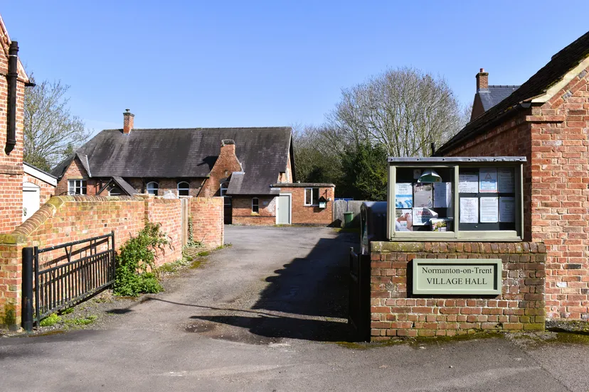https://mr2.homeflow-assets.co.uk/files/media/image/0000/0000/8274536d8b7b94bc762166ebc45bc337/1norm.JPG