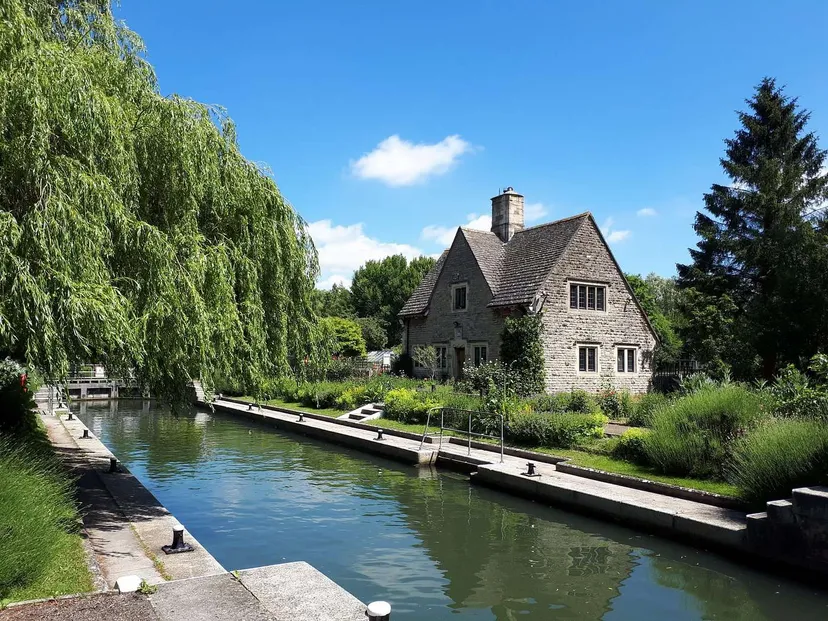 https://mr2.homeflow-assets.co.uk/files/media/image/0000/0000/bc06098bc61f5c535a9d519947bf0b68/iffley-lock-min.jpg