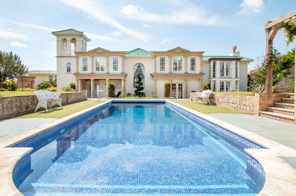 Marble Turning Staircase Dual Aspect Drawing Room And Formal Dining Room Kitchen Breakfast Room With High Specification Appliances Self Contained Marble Turning Staircase Dual Aspect Drawing Room And Formal Dining Room Kitchen Breakfast Room With High Specification Appliances Self Contained