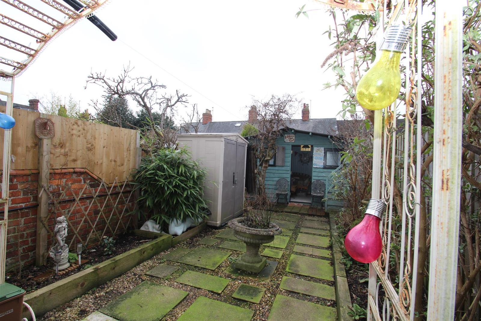 2 bedroom property for sale in Stony Stratford, Milton Keynes £235,000