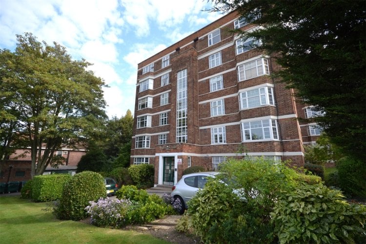 2 bedroom property for sale in Barrington Court, Pages Hill, Muswell Hill, N10 £425,000 2 bedroom property for sale in Barrington Court, Pages Hill, Muswell Hill, N10 £425,000