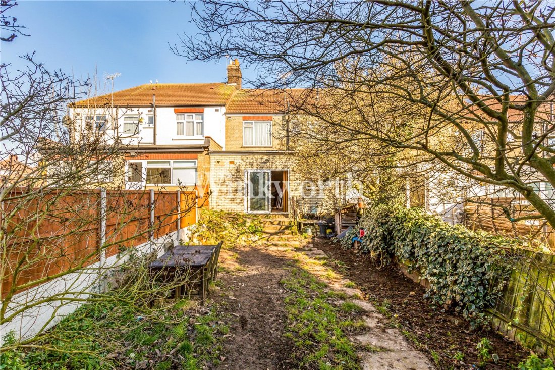 3 bedroom property for sale in Hedge Lane, Palmers Green, London, N13