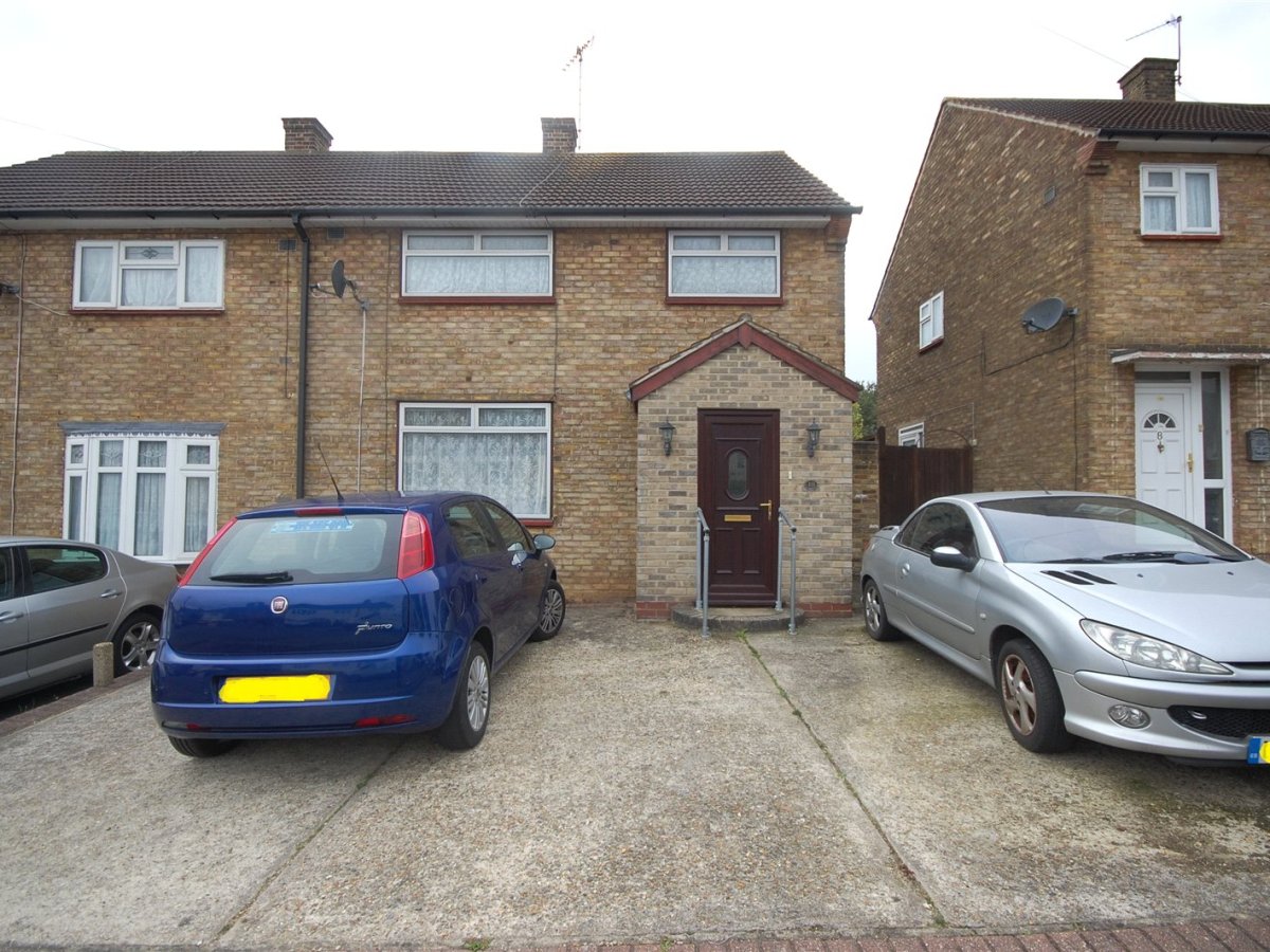 3 bedroom property for sale in Daventry Road, Harold Hill, Essex, RM3