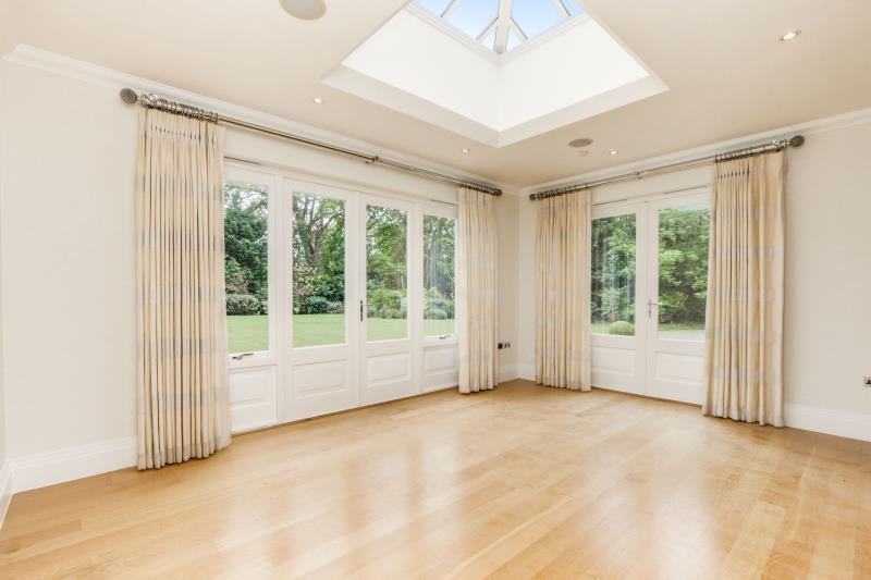 5 bedroom property to let in Ashley Drive, Waltononthames, Surrey