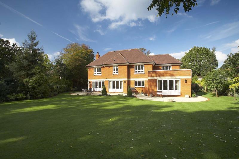 5 bedroom property to let in Ashley Drive, Waltononthames, Surrey