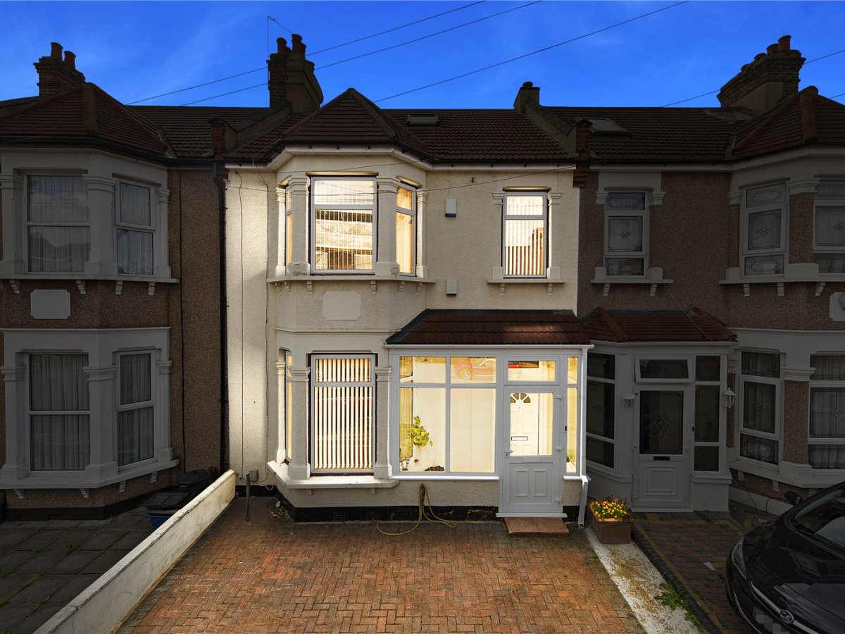 5 bedroom property for sale in Wards Road, Newbury Park, Ilford, IG2