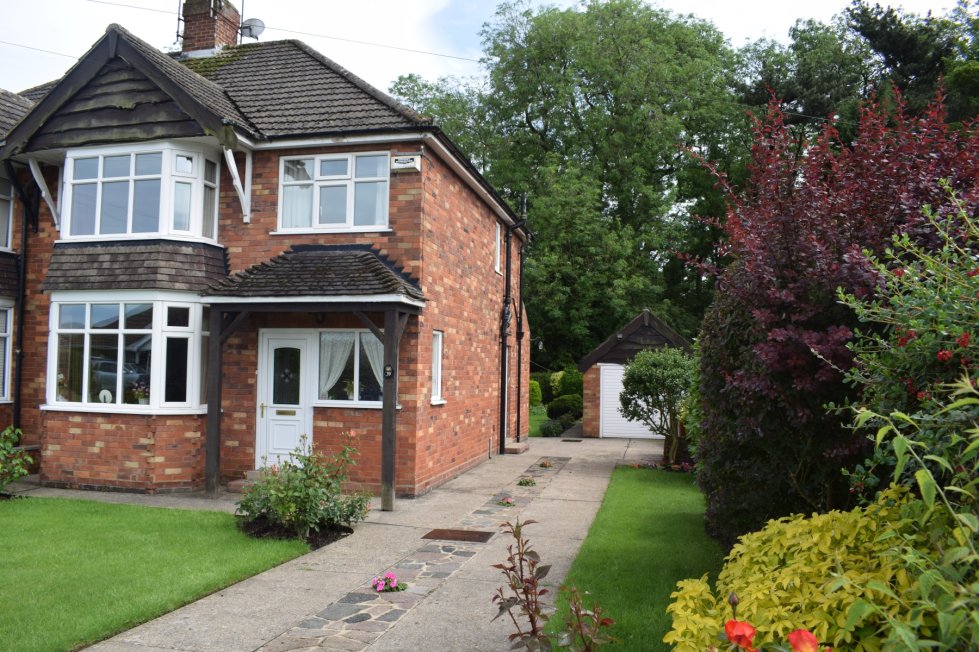 3 bedroom property for sale in Hunsley Crescent, Grimsby £180,000