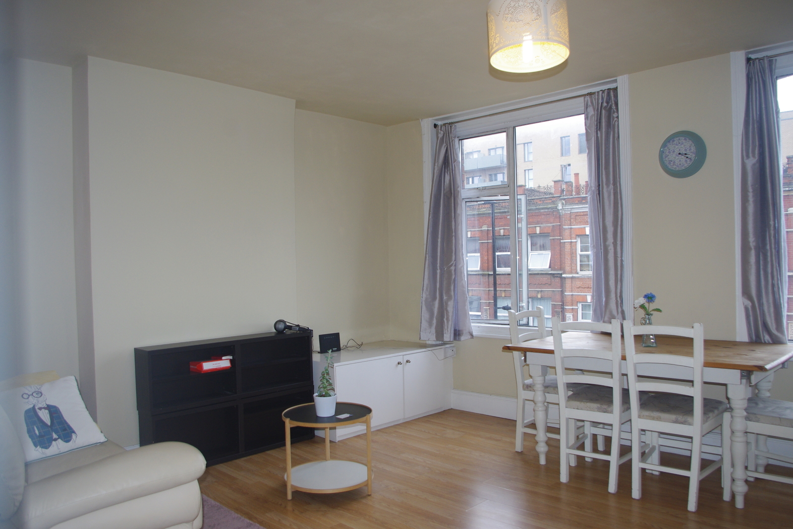 FOUR BEDROOM FLAT  TO LET  WEST HENDON BROADWAY  NW9 Image 3