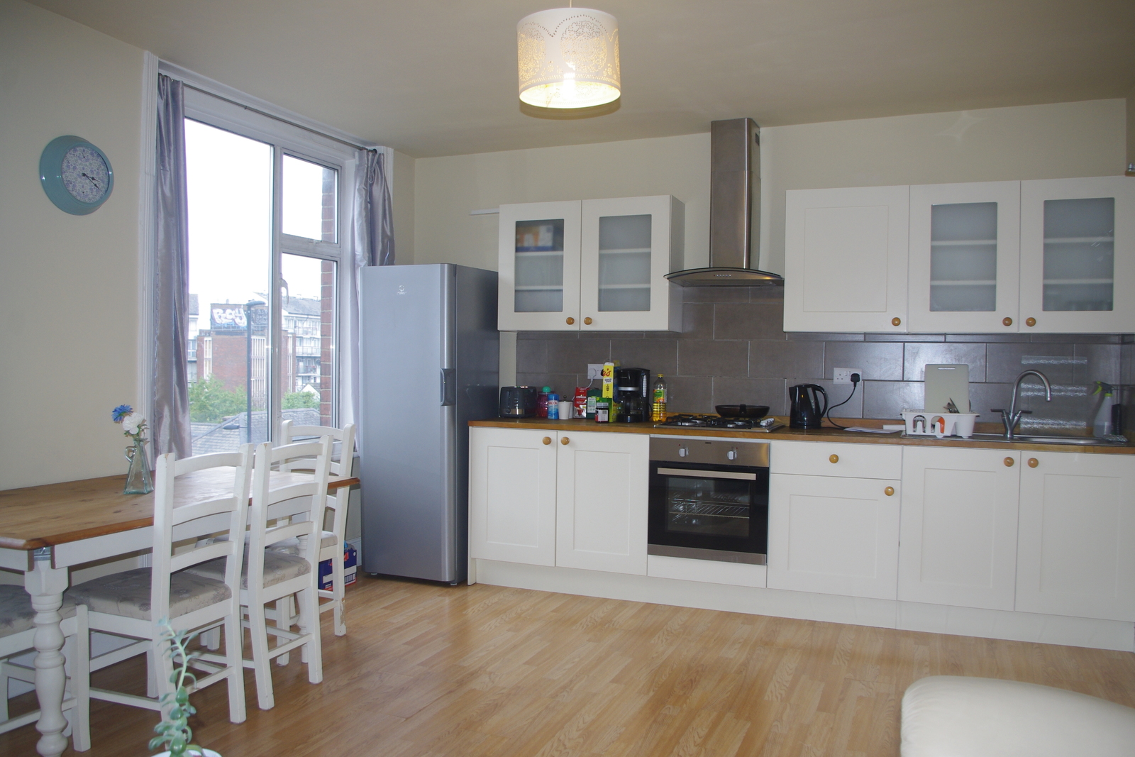 FOUR BEDROOM FLAT  TO LET  WEST HENDON BROADWAY  NW9 Image 1