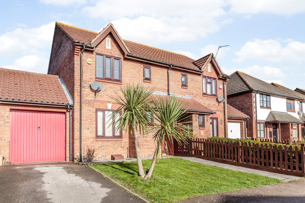 3 bedroom property for sale in Downs Grove, Basildon, Essex, SS16