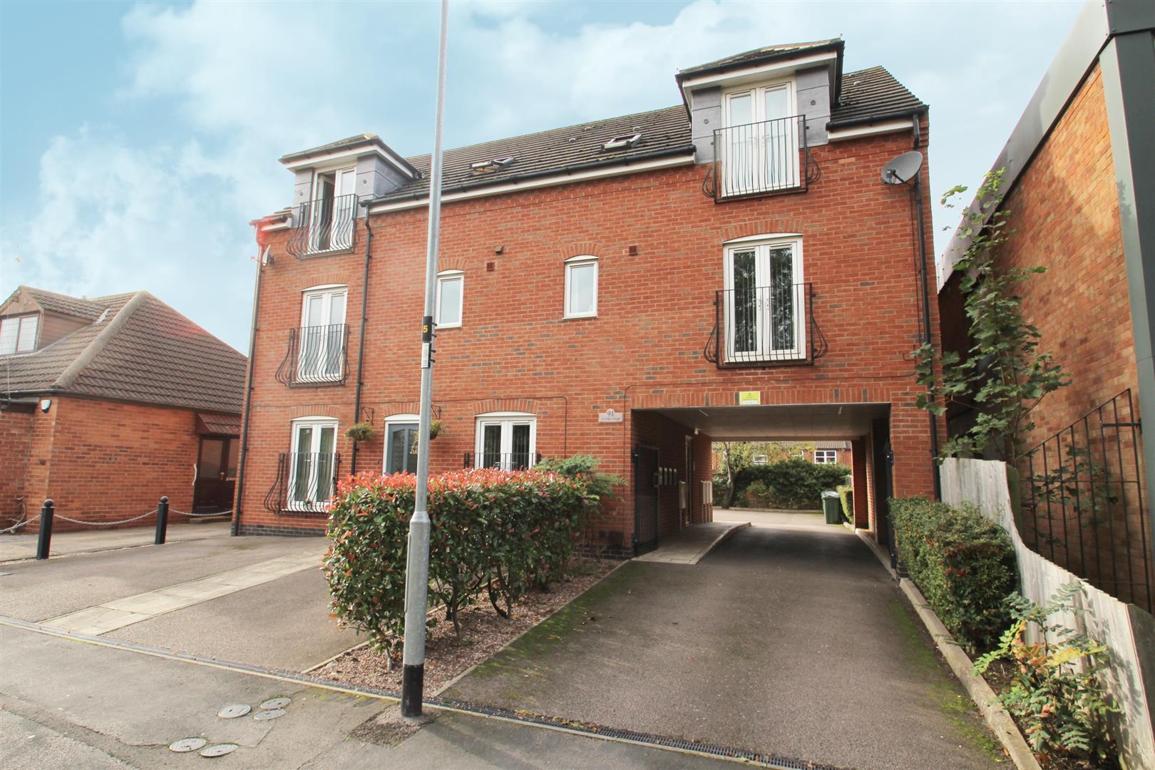 2 bedroom property for sale in St. Peters Street, Syston, Leicester £