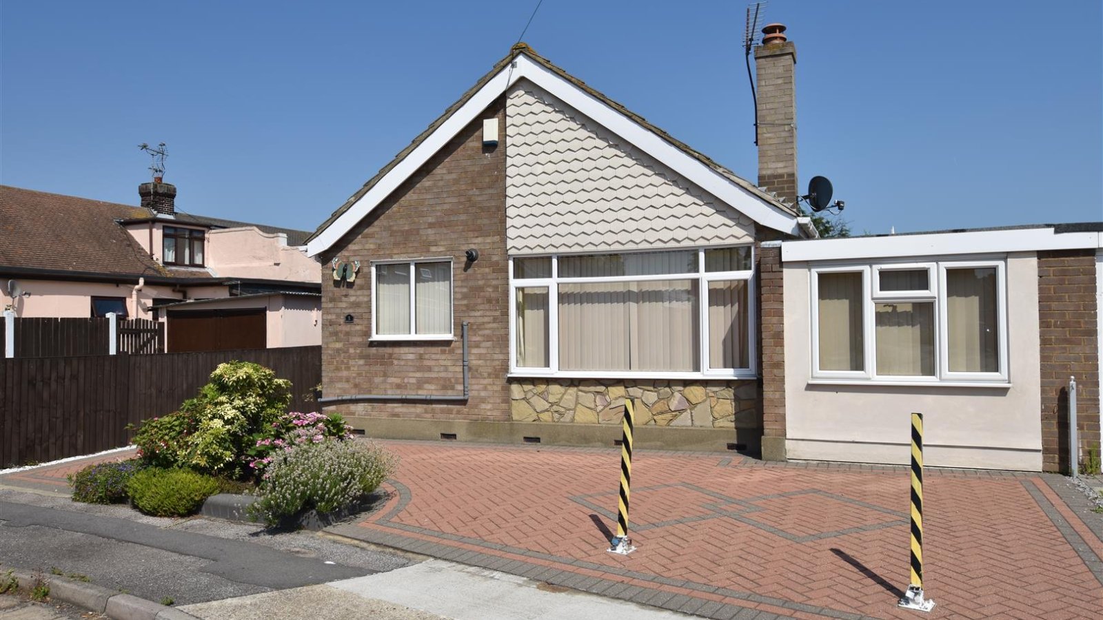 2 bedroom property for sale in Atherstone Close, Canvey Island £250,000