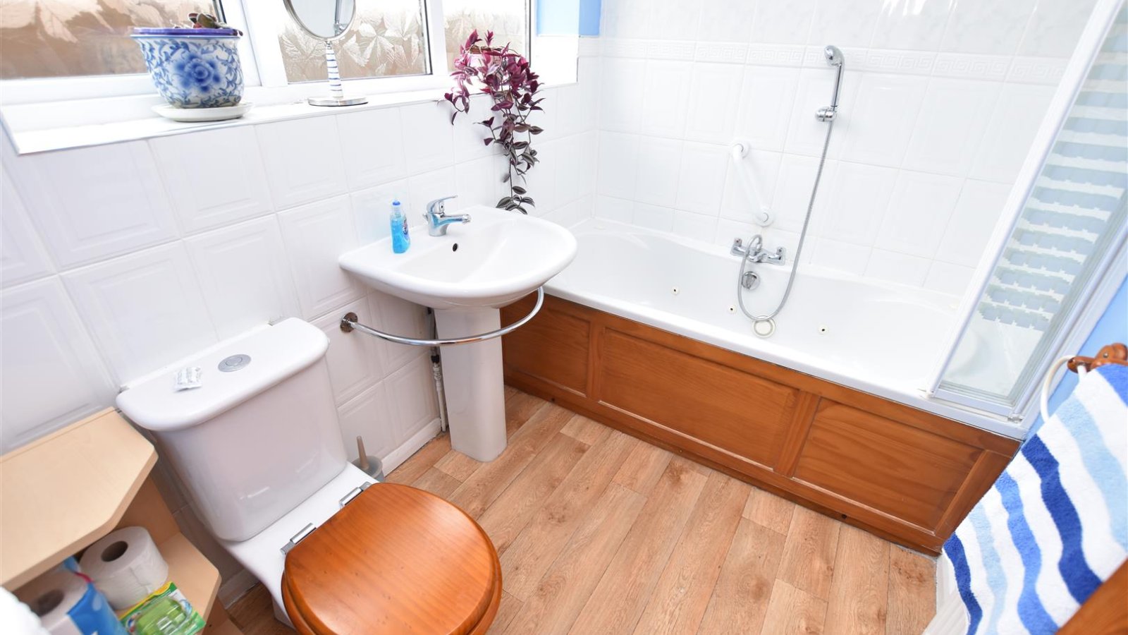 2 bedroom property for sale in Atherstone Close, Canvey Island £250,000