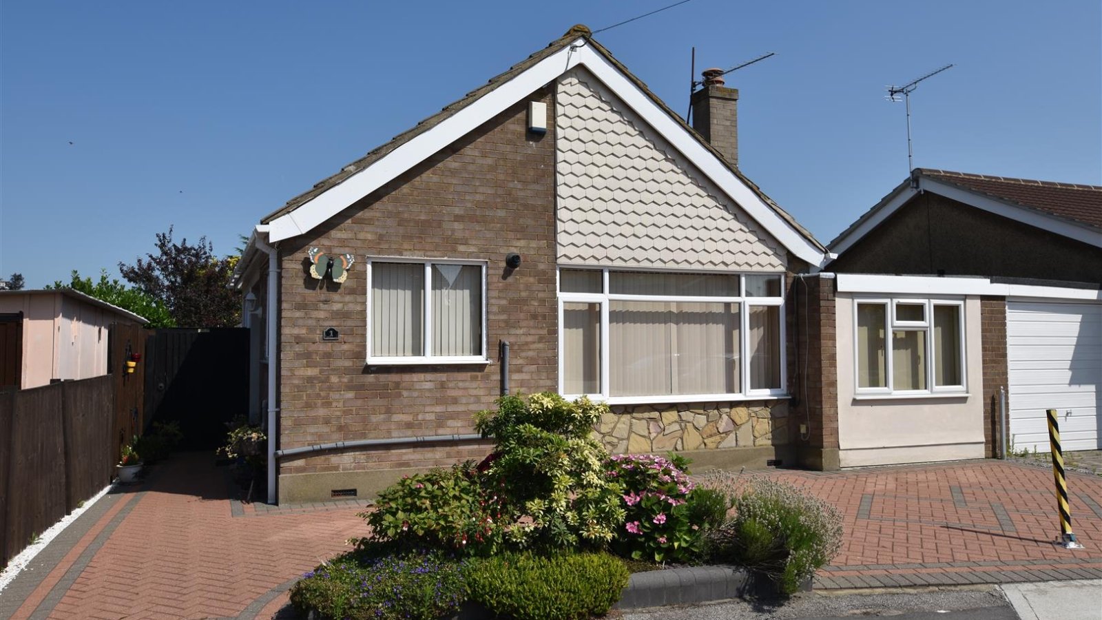 2 bedroom property for sale in Atherstone Close, Canvey Island £250,000