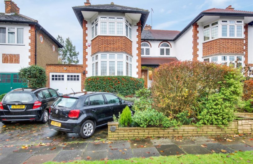 property for sale in The Spinney, London £900,000