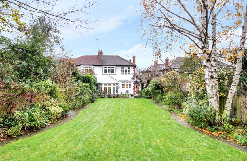 property for sale in The Spinney, London £900,000