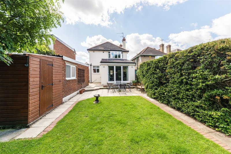 3 bedroom property for sale in KT19,Epsom Offers in the region of £585,000