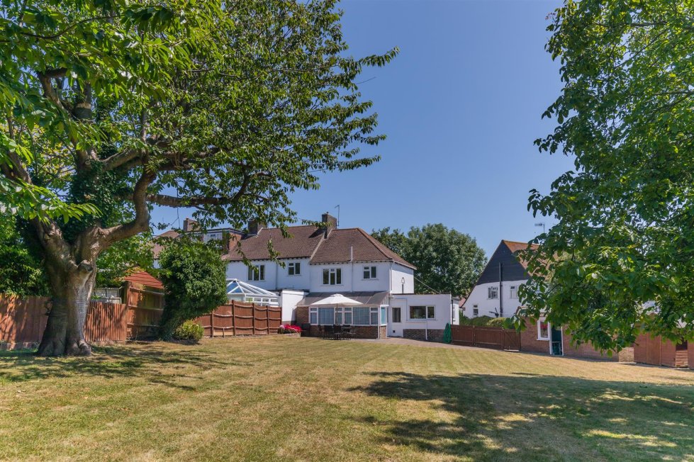 3 bedroom property for sale in Greenways Crescent, ShorehamBySea £