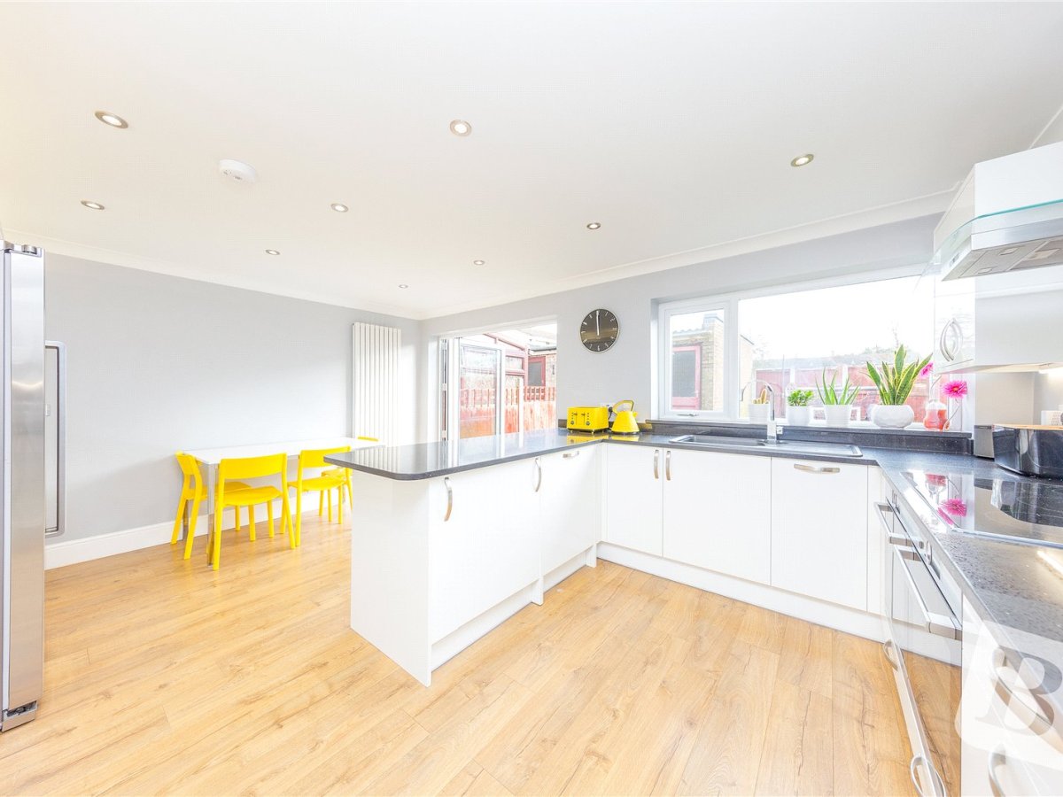 4 bedroom property for sale in Upper Rainham Road, Hornchurch, RM12