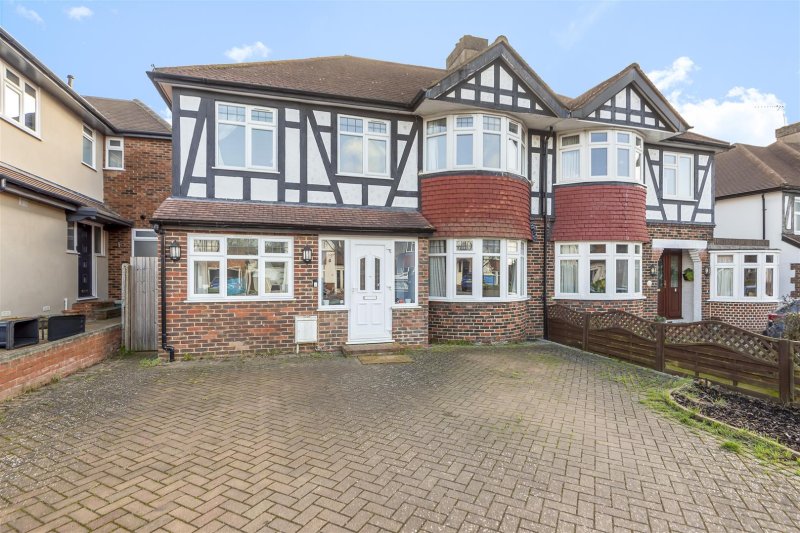 6 bedroom property for sale in Rosedale Road, Epsom £750,000