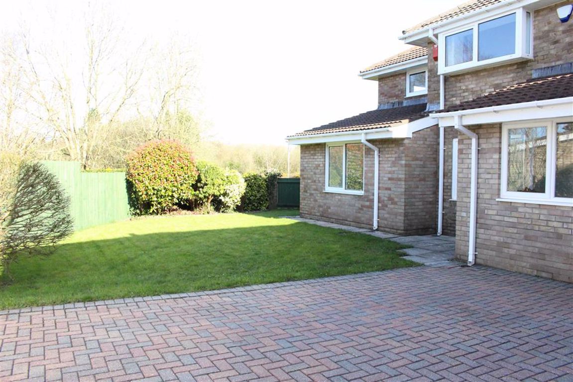 4 bedroom property for sale in Glanymor Park Drive, Glanymor Park