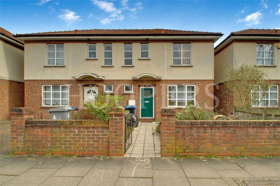 2 bedroom property for sale in Aylesbury Street, London £450,000