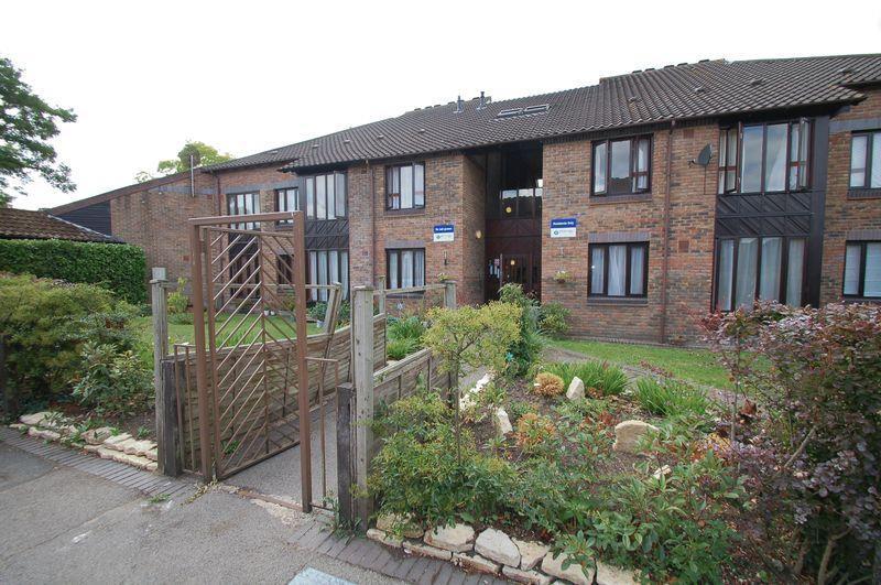 1 bedroom property to let in Gate Court, Gateway, Weybridge, KT13 9NW