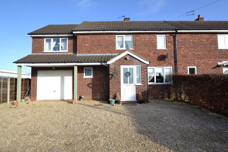 3 bedroom end of terrace house for sale in Hawthorn Way, Macclesfield