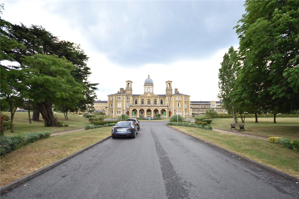 2 bedroom property to let in Princess Park Manor, Royal Drive, London