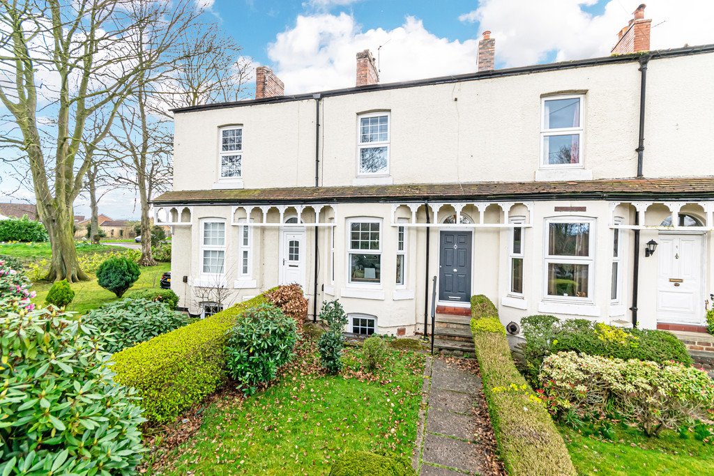 2 bedroom property for sale in Knutsford Road, Grappenhall Offers