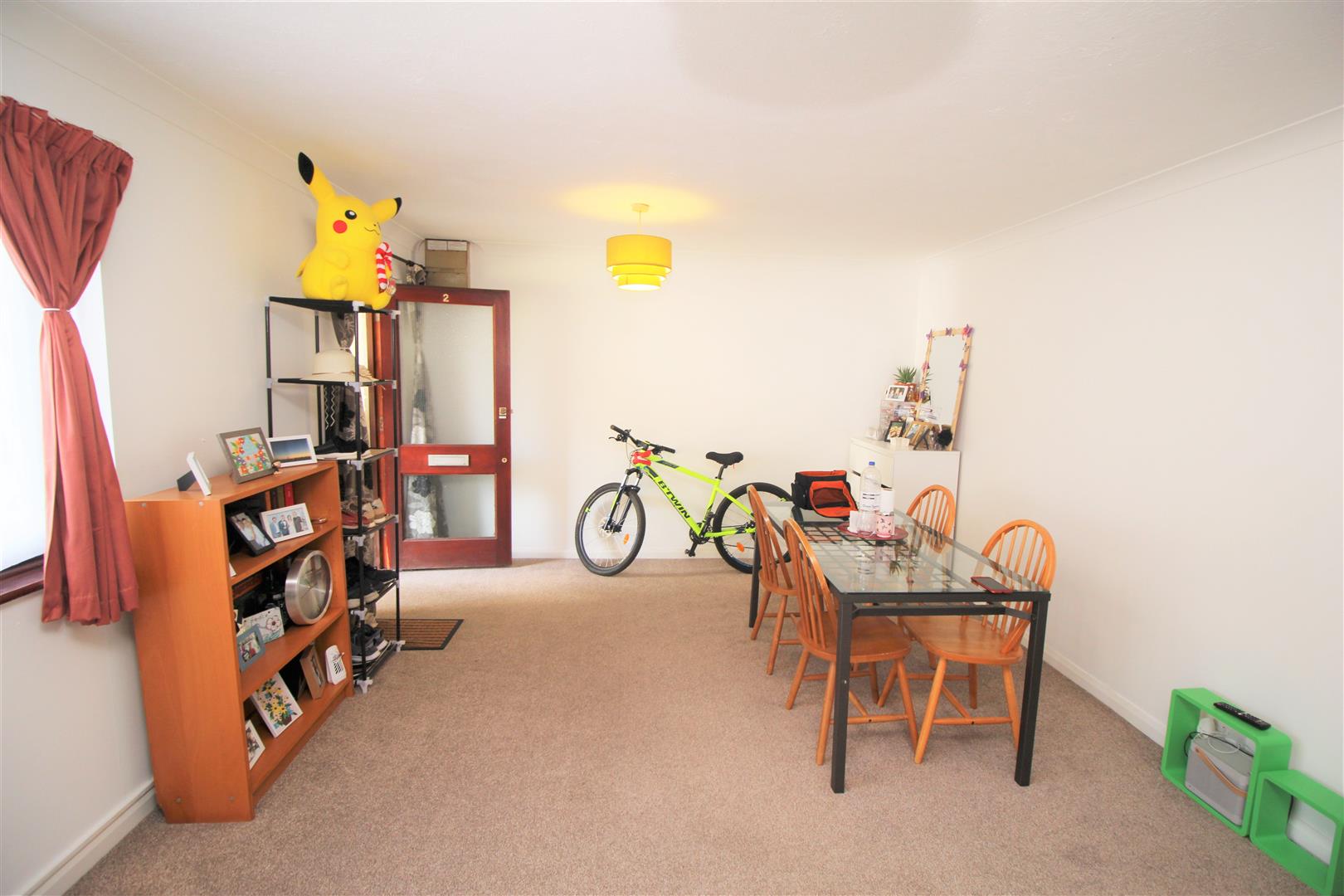Hollin Court, Crawley Image 4