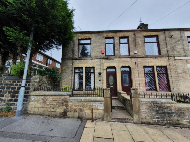 3 bedroom end of terrace house for sale in Stamford Road, Lees, Oldham