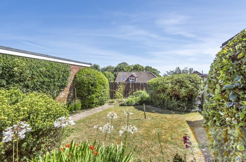 2 bedroom property for sale in Slonk Hill Road, ShorehamBySea £350,000