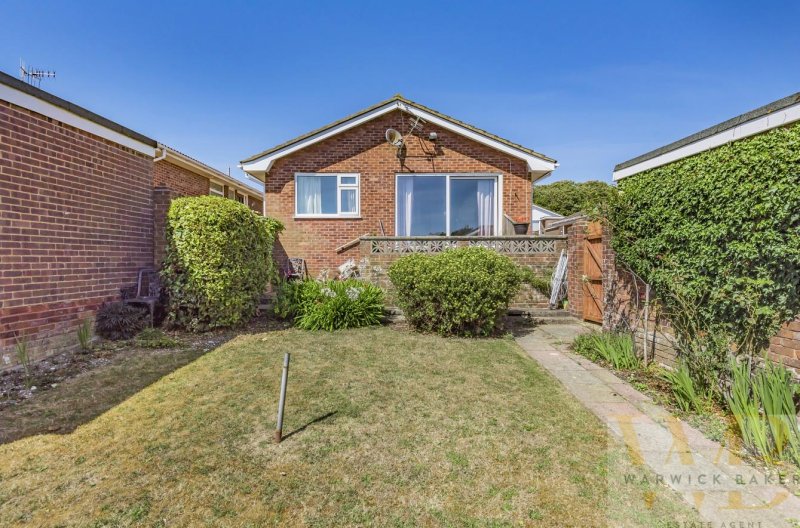 2 bedroom property for sale in Slonk Hill Road, ShorehamBySea £350,000