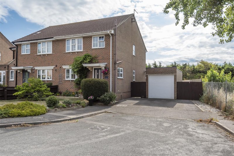 3 bedroom property for sale in Buckingham Close, ShorehamBySea