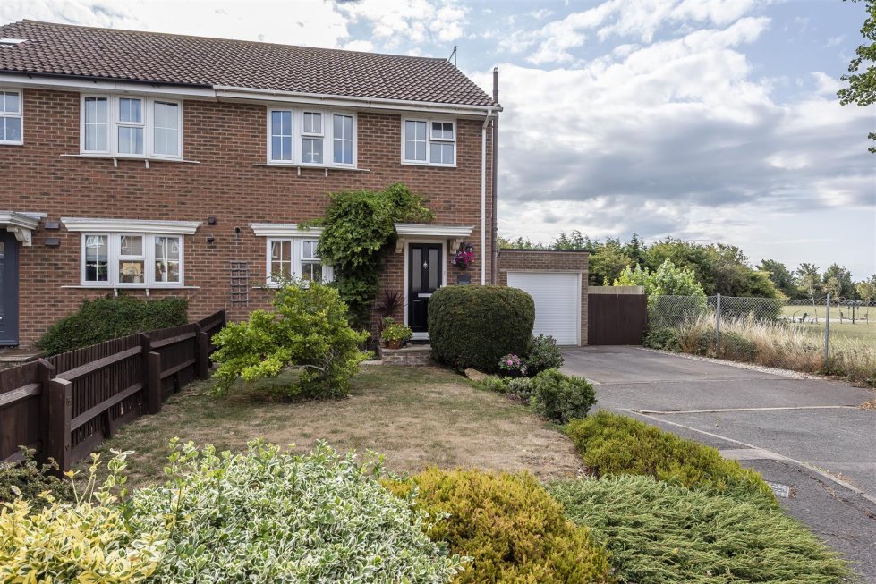 3 bedroom property for sale in Buckingham Close, ShorehamBySea